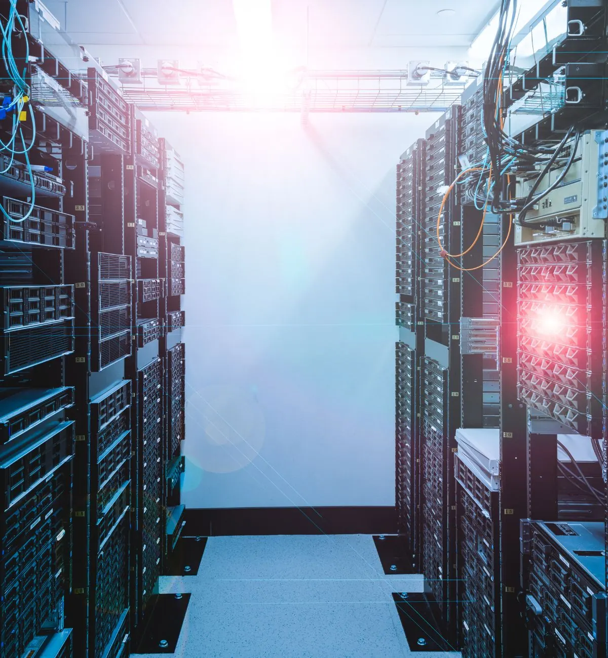 Corredor de racks de servidores em datacenter
